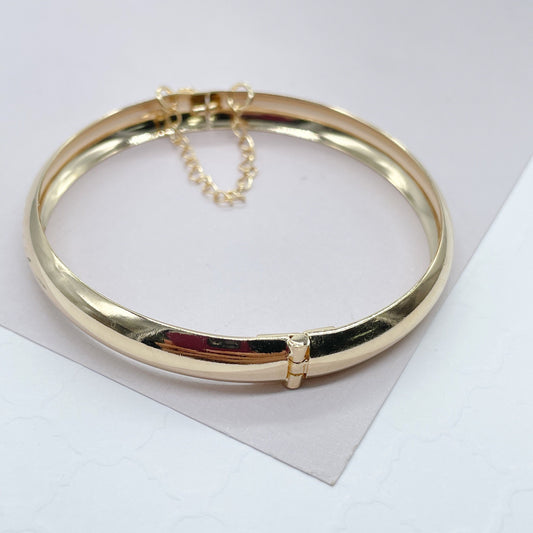 18k Gold Filled Plain Bangle With Patterned Sides & Clasp Chain