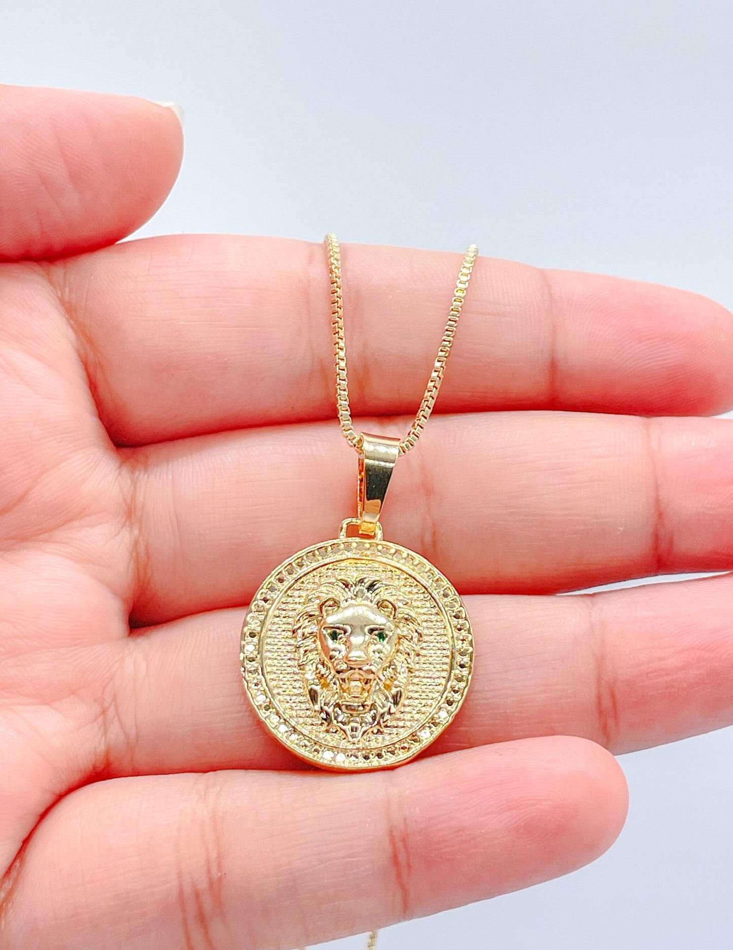 18k Gold Filled Lion Head Medallion Pendant With With Engraved Patters And Emerald Green Eye Stones