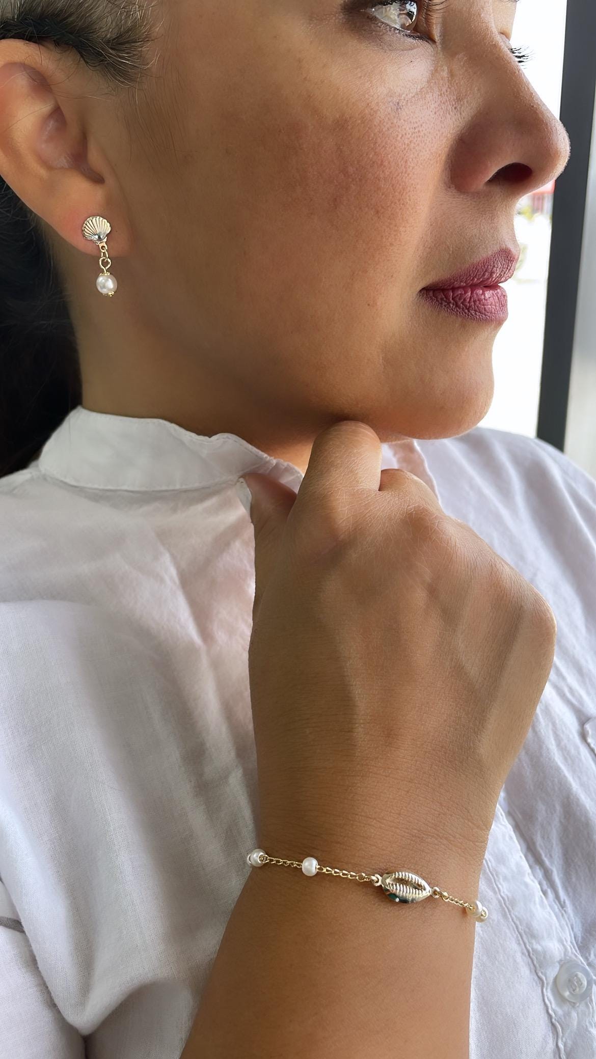 18k Gold Filled Delicate Pearl Bracelet featuring Cowrie Shell in the middle for a Summer Look