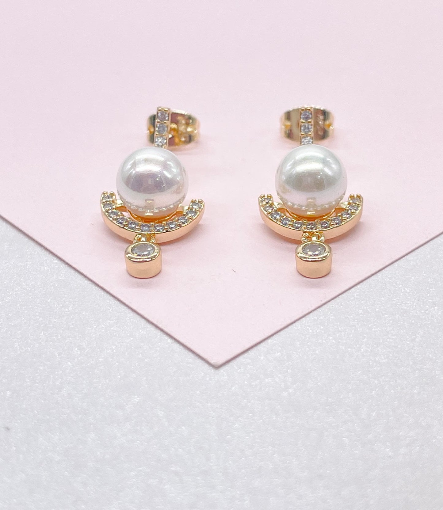18k Gold Filled Pendulum Drop Earring featuring a Small Smooth Pearl