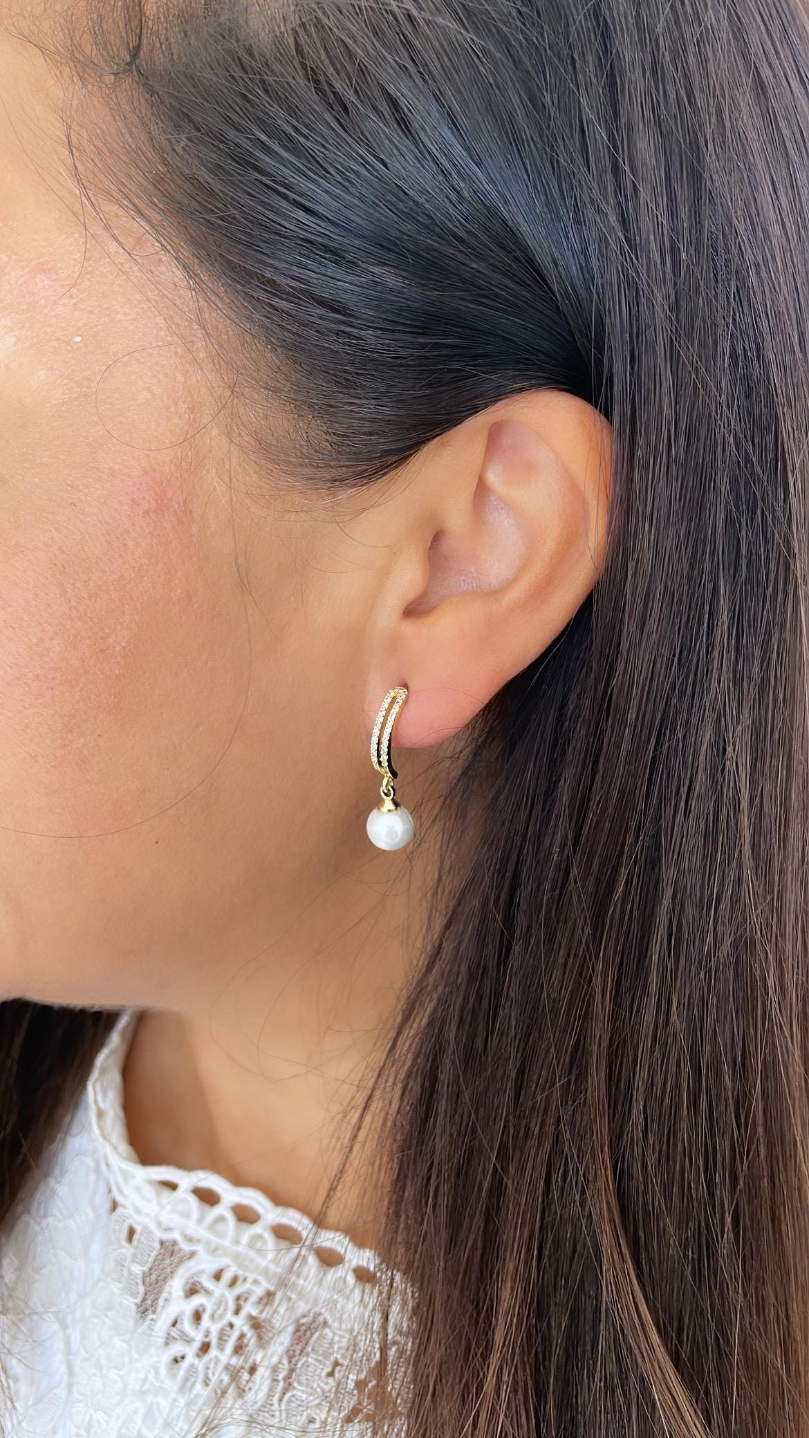 18k Gold Filled Dangling Drop Earring With Smooth Pearl on the bottom