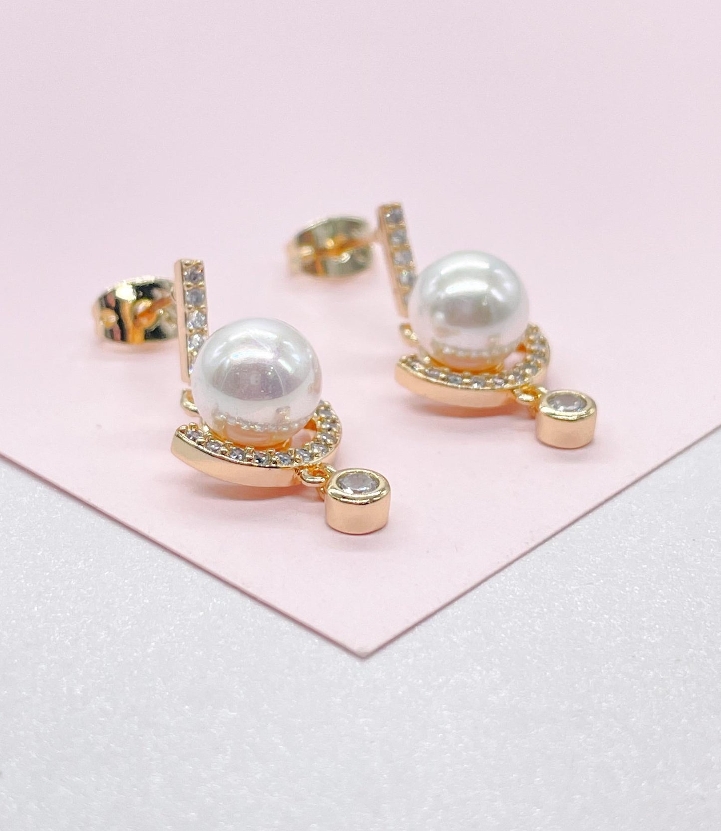 18k Gold Filled Pendulum Drop Earring featuring a Small Smooth Pearl