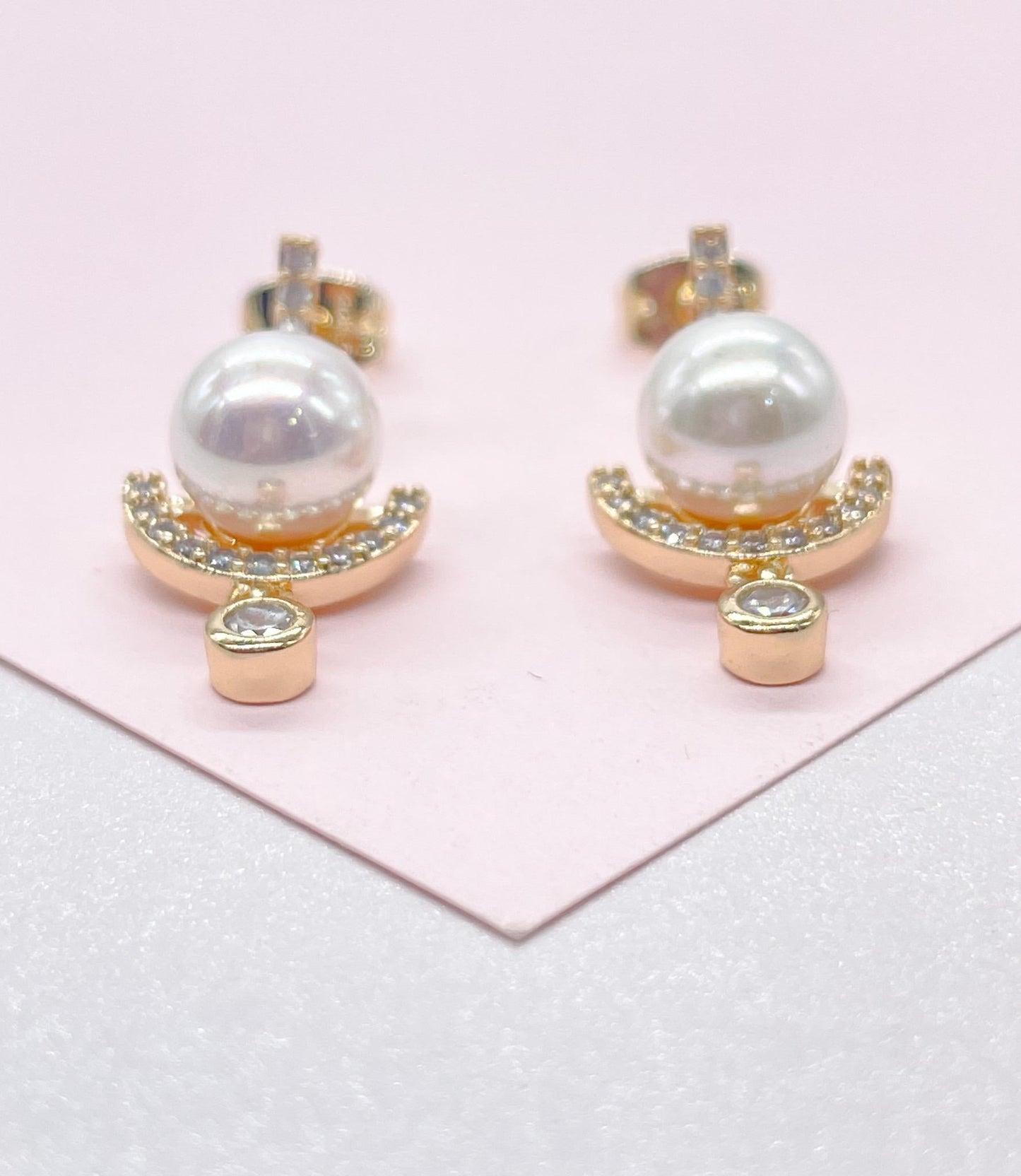 18k Gold Filled Pendulum Drop Earring featuring a Small Smooth Pearl