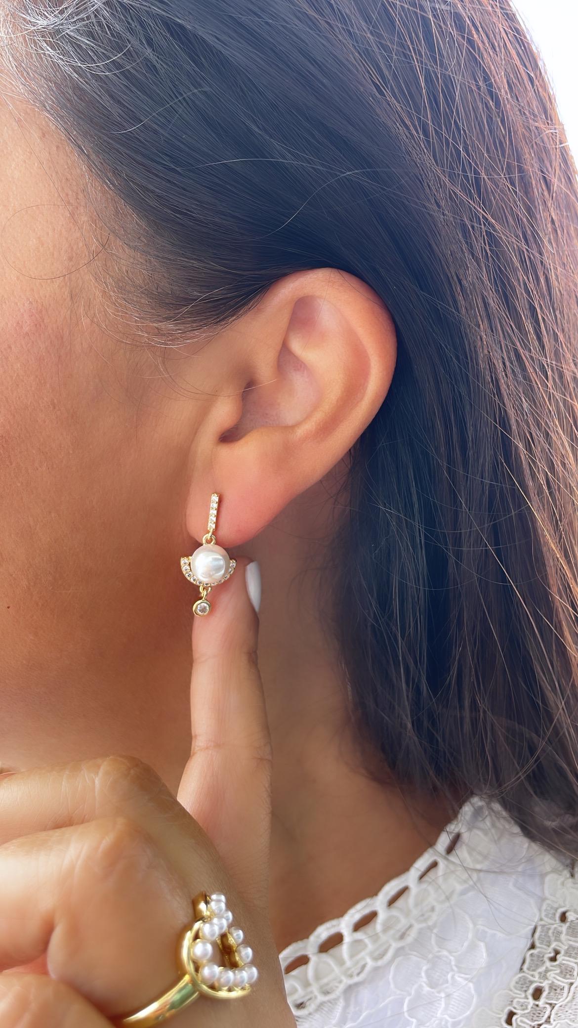 18k Gold Filled Pendulum Drop Earring featuring a Small Smooth Pearl