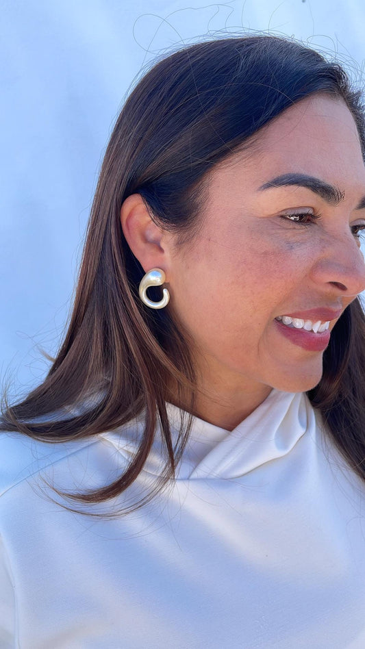 Synthetic Pearl Earring with Semi-Swirl Shape
