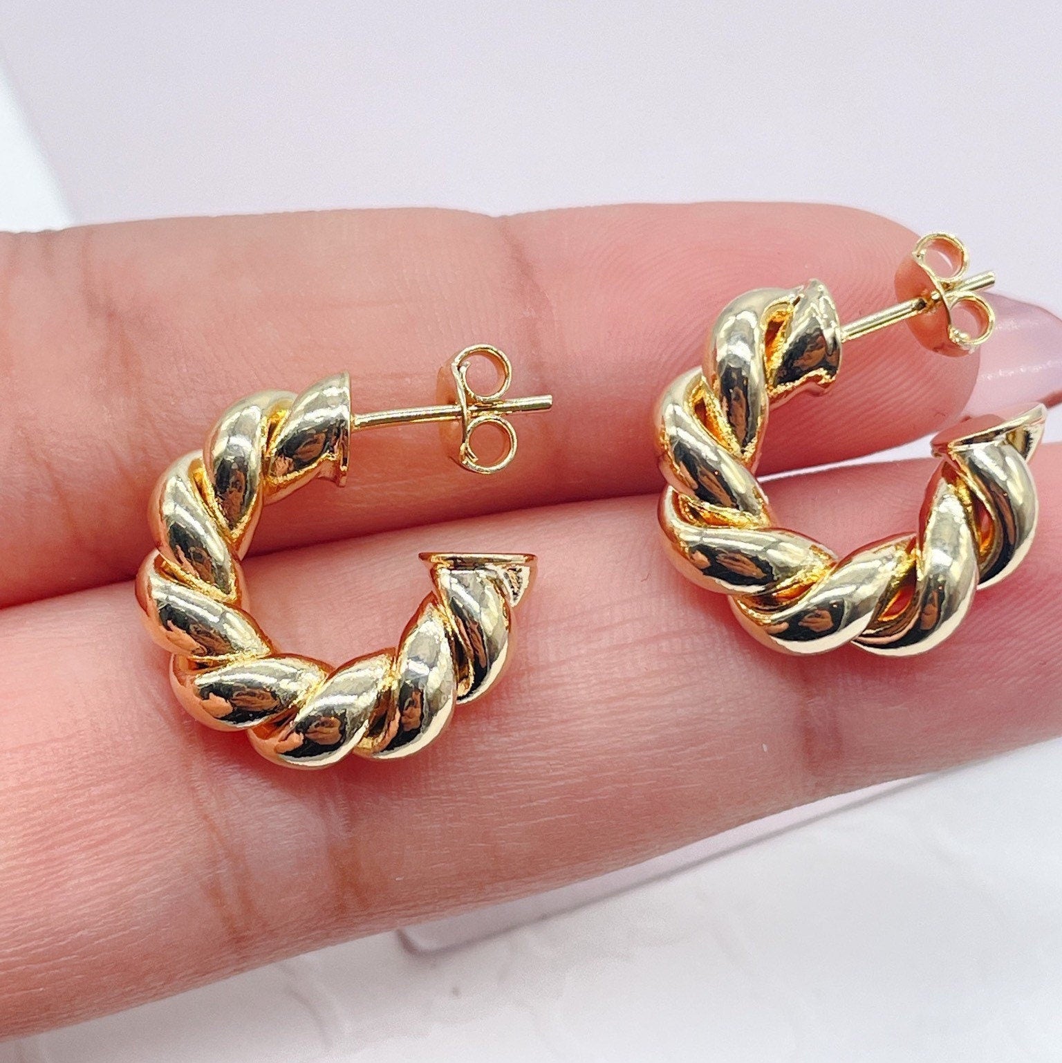 18k Gold Filled Croissant 20mm Twisted Pushback Open Hoop Earring C-Hoop