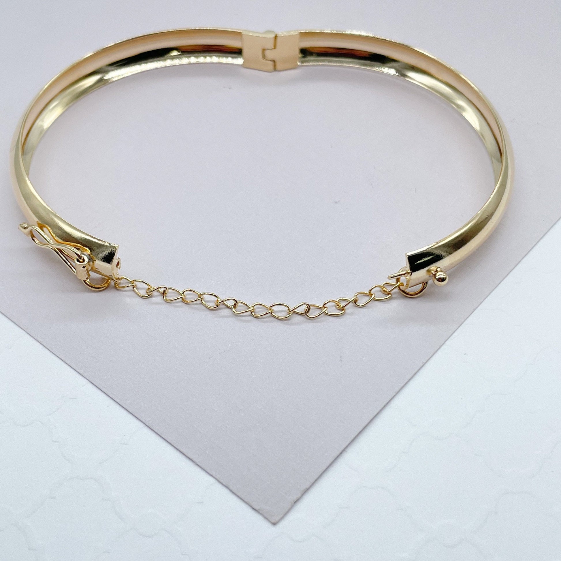 18k Gold Filled Plain Bangle With Patterned Sides & Clasp Chain