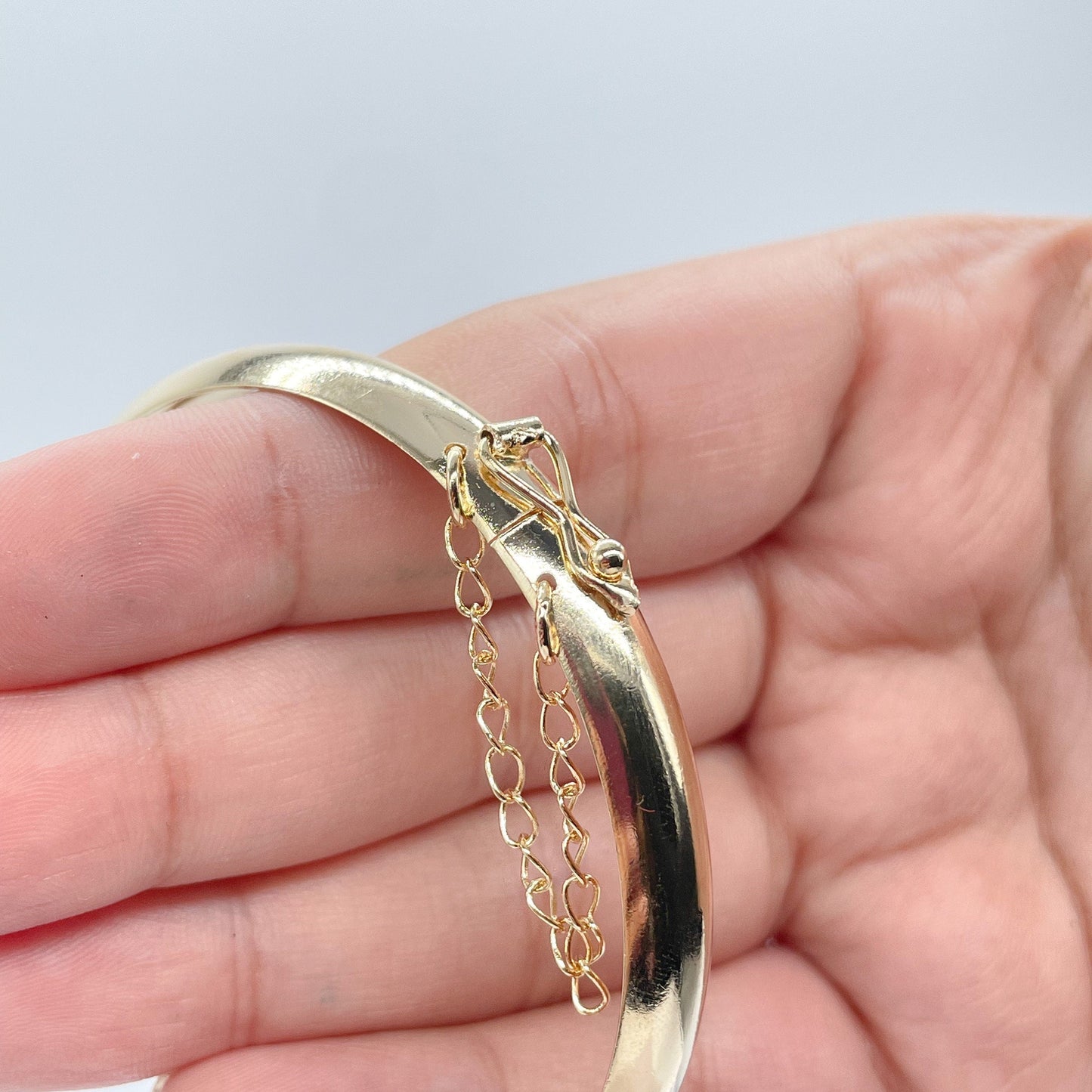 18k Gold Filled Plain Bangle With Patterned Sides & Clasp Chain