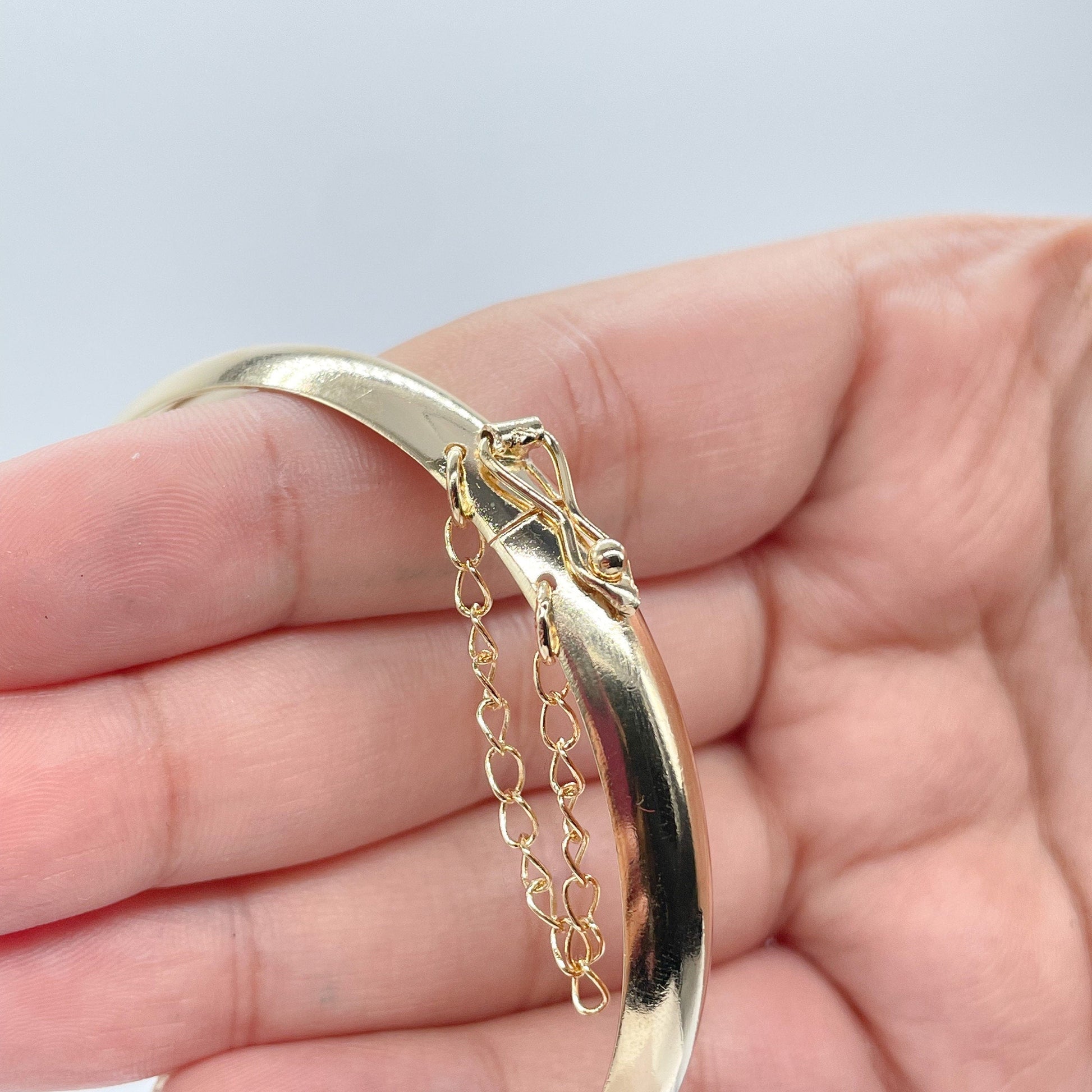 18k Gold Filled Plain Bangle With Patterned Sides & Clasp Chain