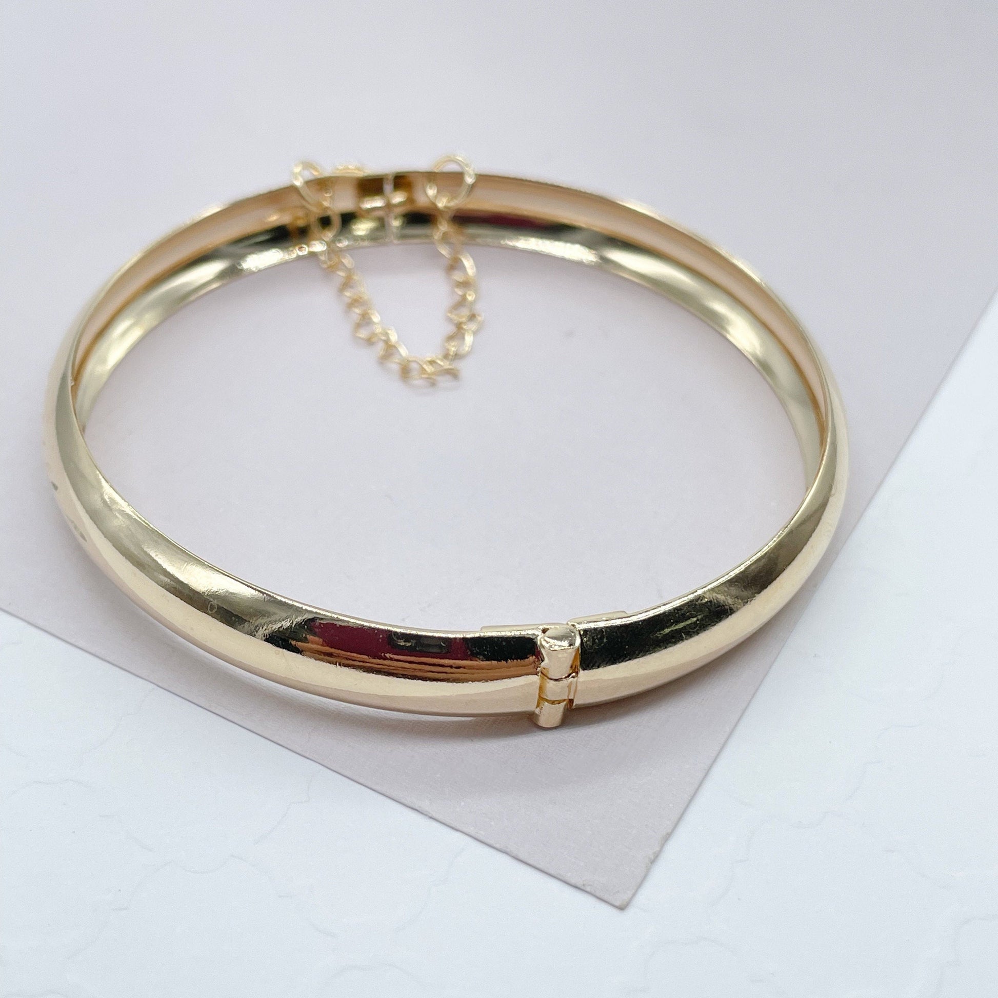 18k Gold Filled Plain Bangle With Patterned Sides & Clasp Chain