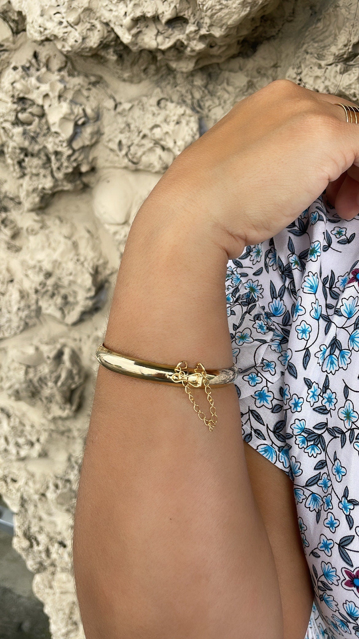 18k Gold Filled Plain Bangle With Patterned Sides & Clasp Chain