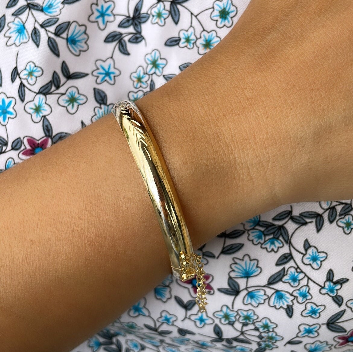 18k Gold Filled Plain Bangle With Patterned Sides & Clasp Chain