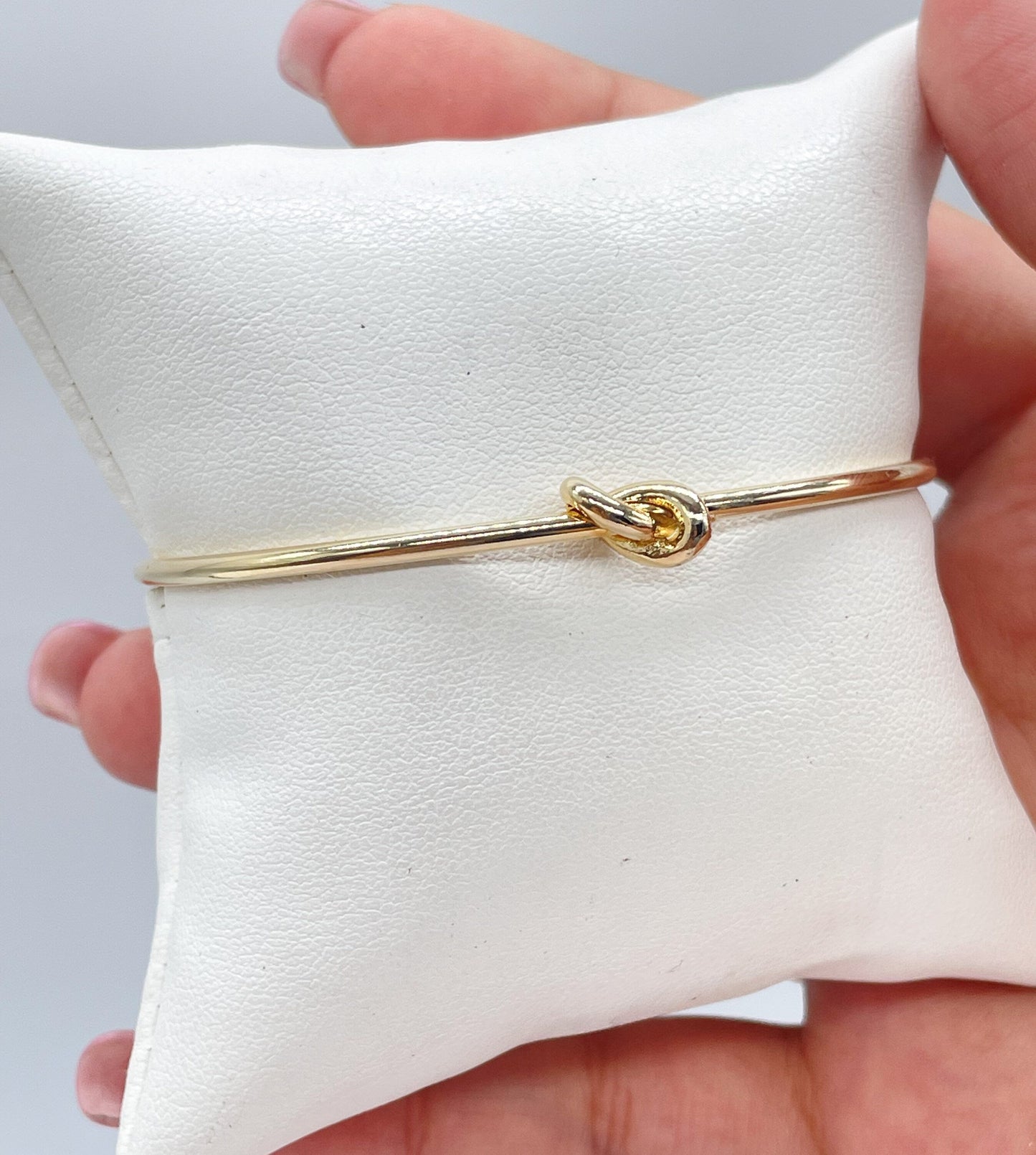 18k Minimalist Single Knot Bangle