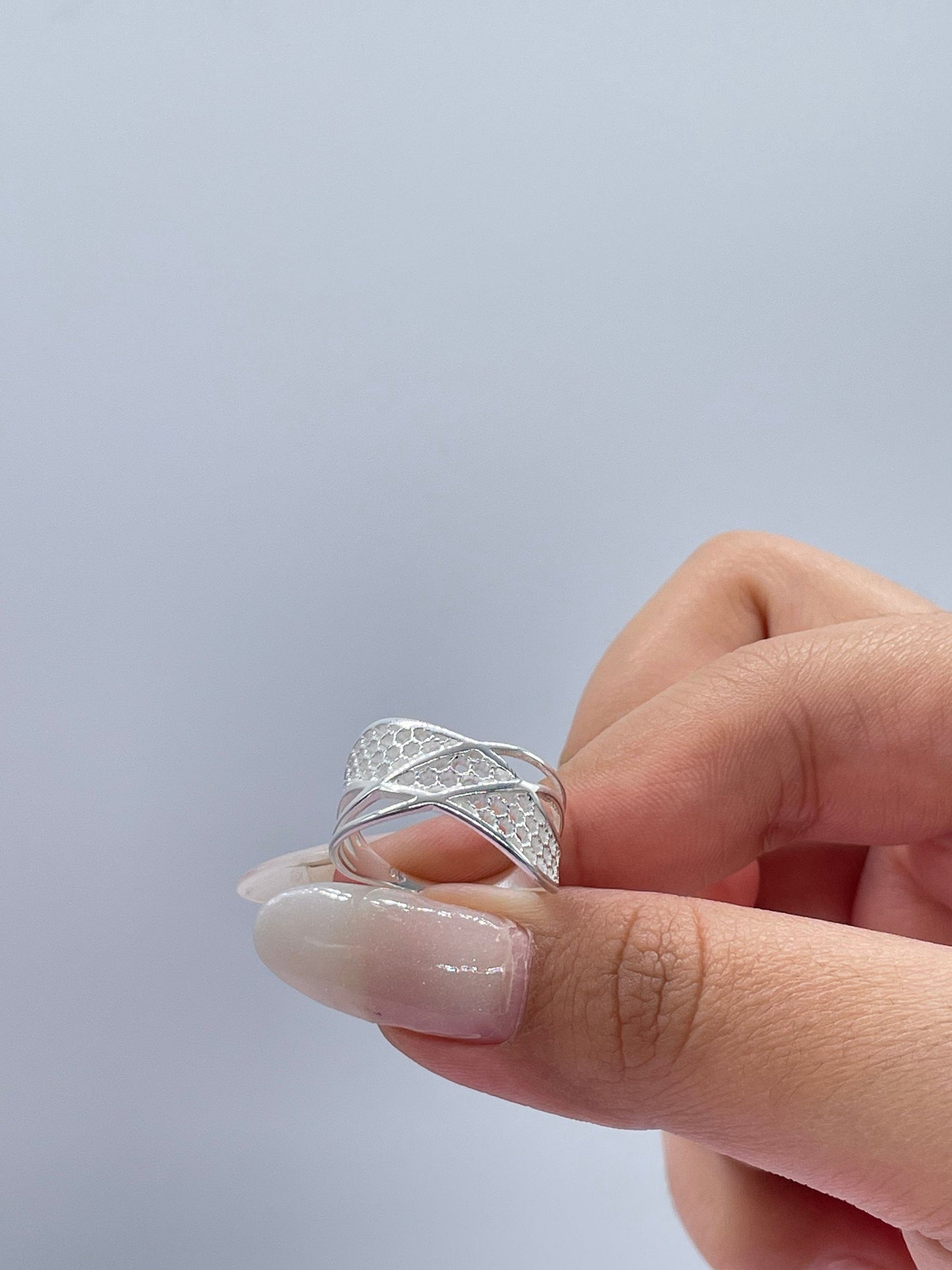 925 Sterling Silver Ring With Honey Comb Textures & Smooth Thin Rows