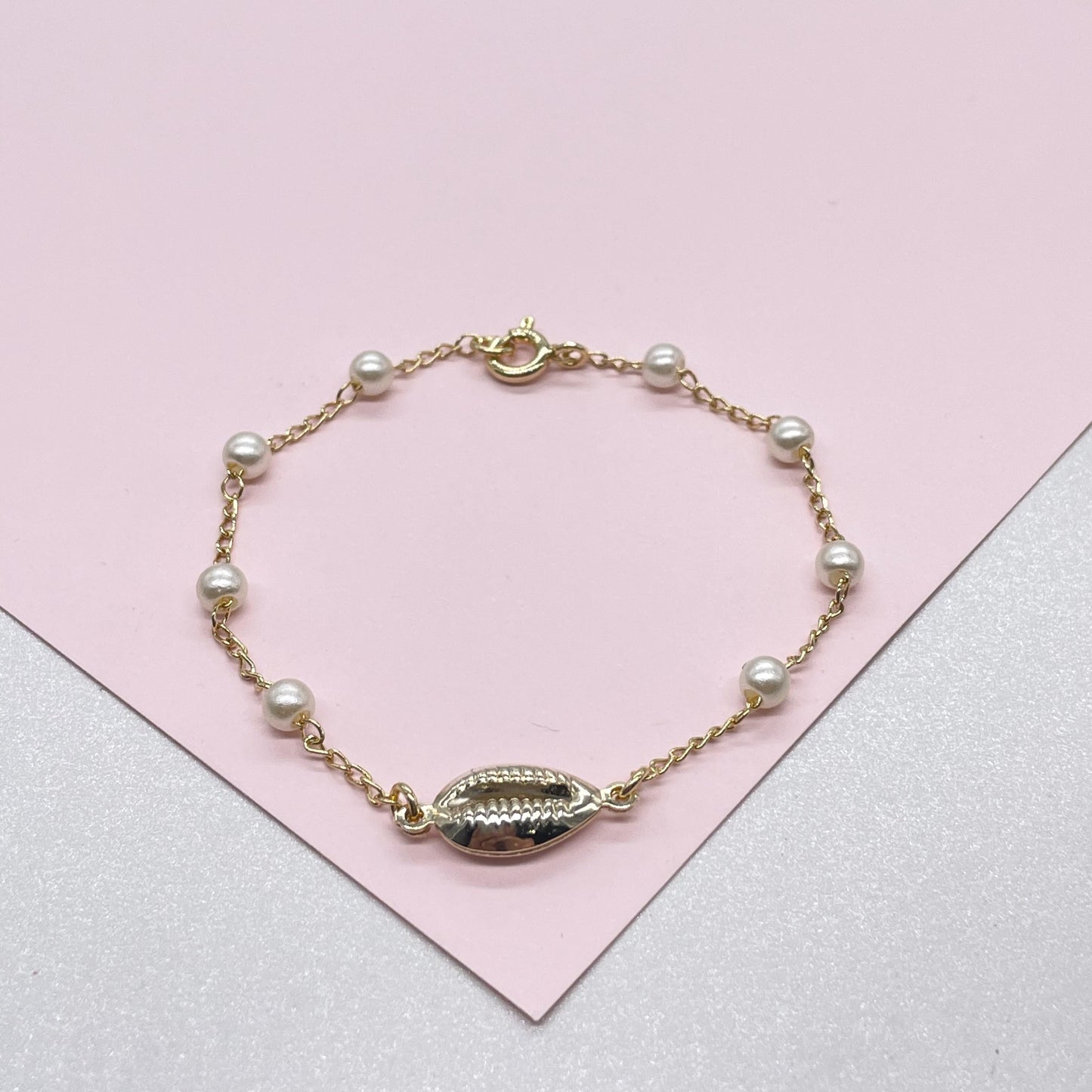 18k Gold Filled Delicate Pearl Bracelet featuring Cowrie Shell in the middle for a Summer Look