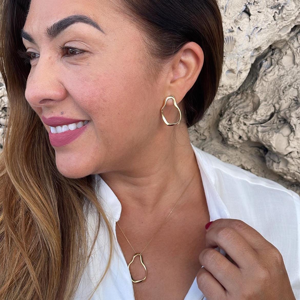 18k Gold Irregular Oval Necklace Pendant and Earrings