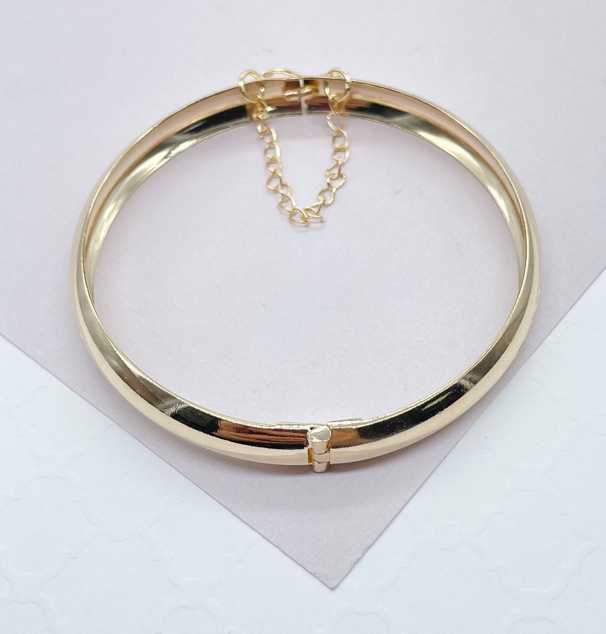 18k Gold Filled Plain Bangle With Patterned Sides & Clasp Chain
