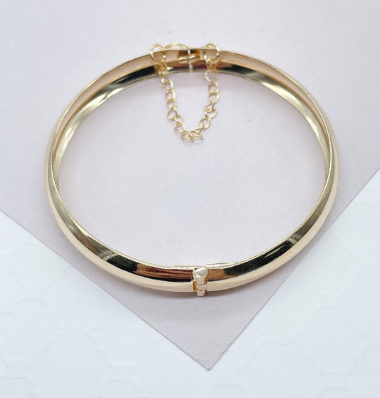 18k Gold Filled Plain Bangle With Patterned Sides & Clasp Chain